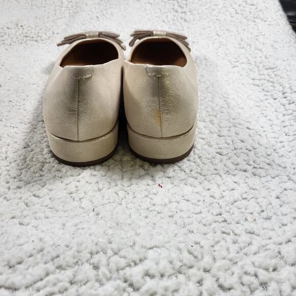 NEW Gentle Souls by Kenneth Cole Atlas Flat Leather Ice Gold Metallic size 9 - Picture 2 of 5